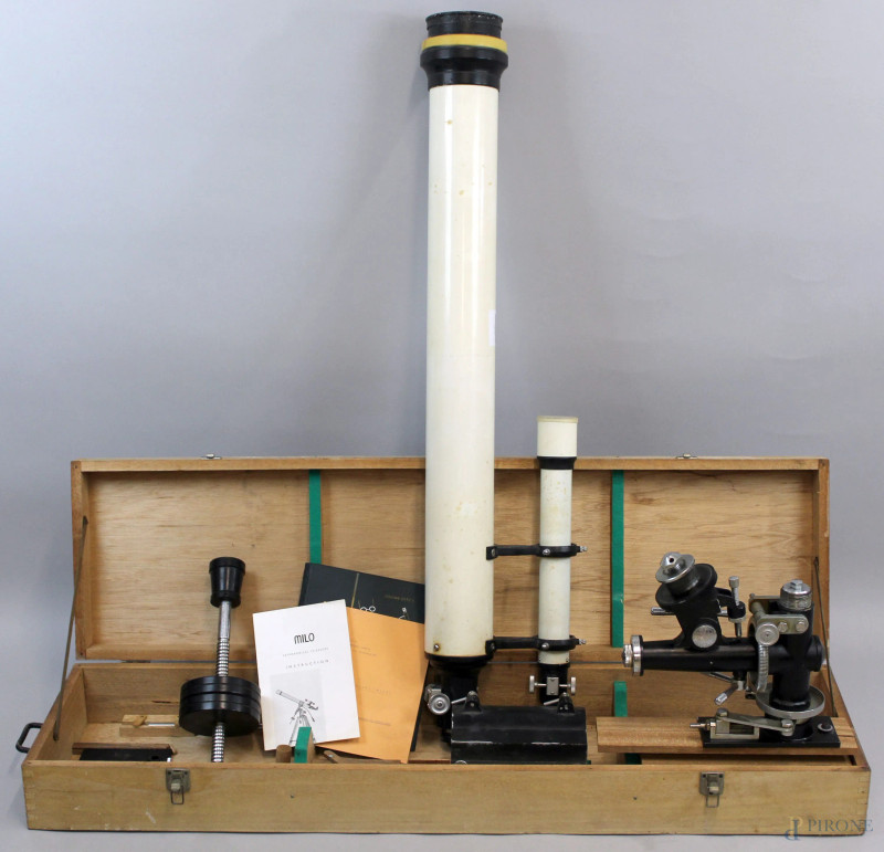 Milo, telescopio astronomico, modello AE-105, n. 11428, lunghezza max cm 116,  componenti da assemblare, completo di istruzioni per il montaggio,  (meccanismo da revisionare).  - Asta ASTA DI ARTE MODERNA E ANTIQUARIATO - Aste Pirone