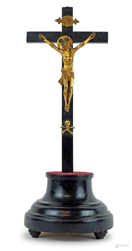 Cristo crocifisso, piccola scultura in bronzo, cm h 25, base circolare in legno laccato, XIX secolo, (segni del tempo).  - Asta ASTA DI ANTIQUARIATO E ARTE MODERNA - Aste Pirone