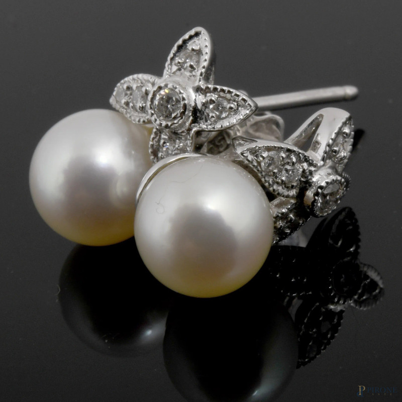 Coppia di orecchini in oro bianco 18 kt con perle e schegge di brillanti, peso gr 2,7  - Asta ASTA A TEMPO | VARIÆ - Aste Pirone