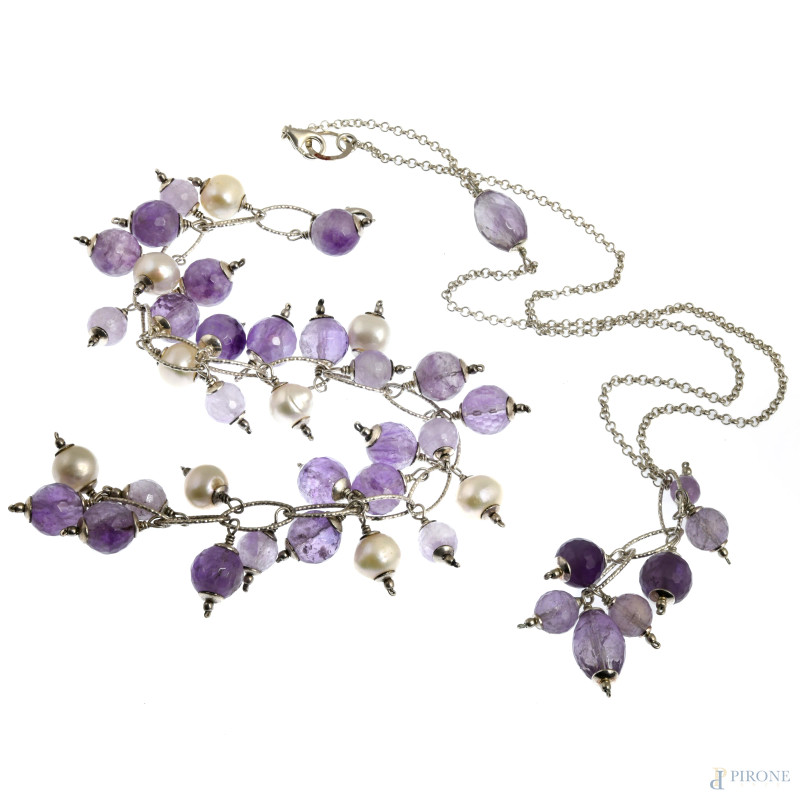 Parure composta da catenina con ciondolo e bracciale in argento 925/000 con perle ed elementi in pasta vitrea nei toni del viola, lunghezza massima cm 60, peso lordo complessivo gr 67  - Asta ASTA A TEMPO | VARIÆ - Aste Pirone