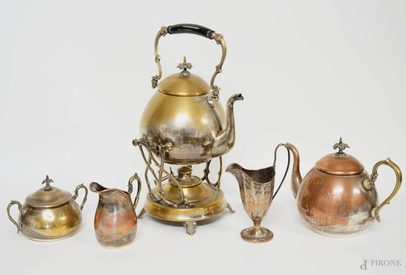 Lotto composto da un samovar, due lattiere, una zuccheriera ed una teiera in rame e metallo dorato, misure max cm 33 21, XX secolo, (difetti)  - Asta ASTA A TEMPO DI ANTIQUARIATO E ARTE MODERNA – DUE SESSIONI - Aste Pirone