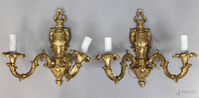 Coppia di appliques in bronzo dorato e cesellato, a due luci, altezza cm 32  - Asta ANTIQUARIATO E ARTE MODERNA - Aste Pirone