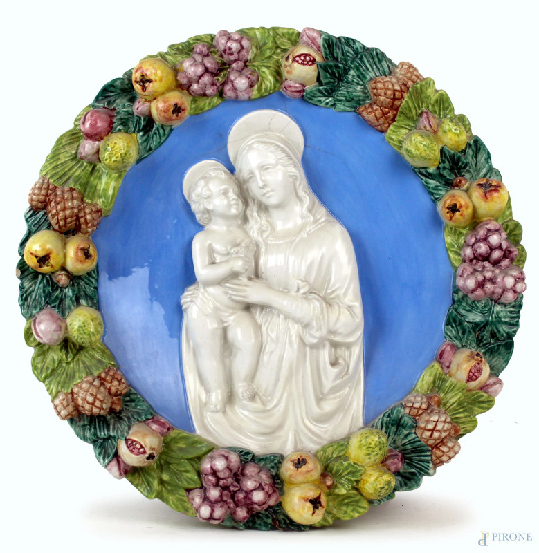 Tondo in ceramica a smalti policromi raffigurante Madonna con Bambino entro ghirlanda di frutta, manifattura E. Conti, XX secolo, diam. 42,5, (restauri)  - Asta SECONDA TORNATA D' ASTA A TEMPO DI FINE STAGIONE - Aste Pirone