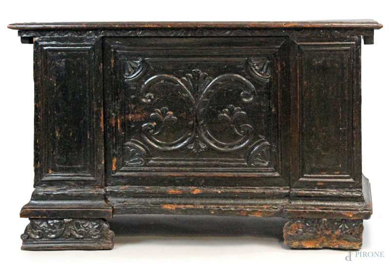 Antica cassapanca in legno ebanizzato, piano di linea rettangolare, fronte intagliato a motivi fogliacei, piedi a mensola cm h 61x105x49, (difetti).   - Asta ANTIQUARIATO E ARTE MODERNA - Aste Pirone