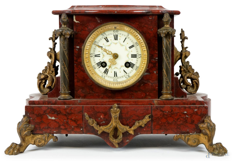 Orologio da tavolo in marmo rosso, XIX secolo, quadrante circolare a numeri romani, finiture e applicazioni in bronzo dorate,  piedini anteriori ferini, cm h 23x34x19, (difetti, mancanze, meccanismo da revisionare)  - Asta II TORNATA DI ASTA DI ARTE MODERNA E ANTIQUARIATO - Aste Pirone