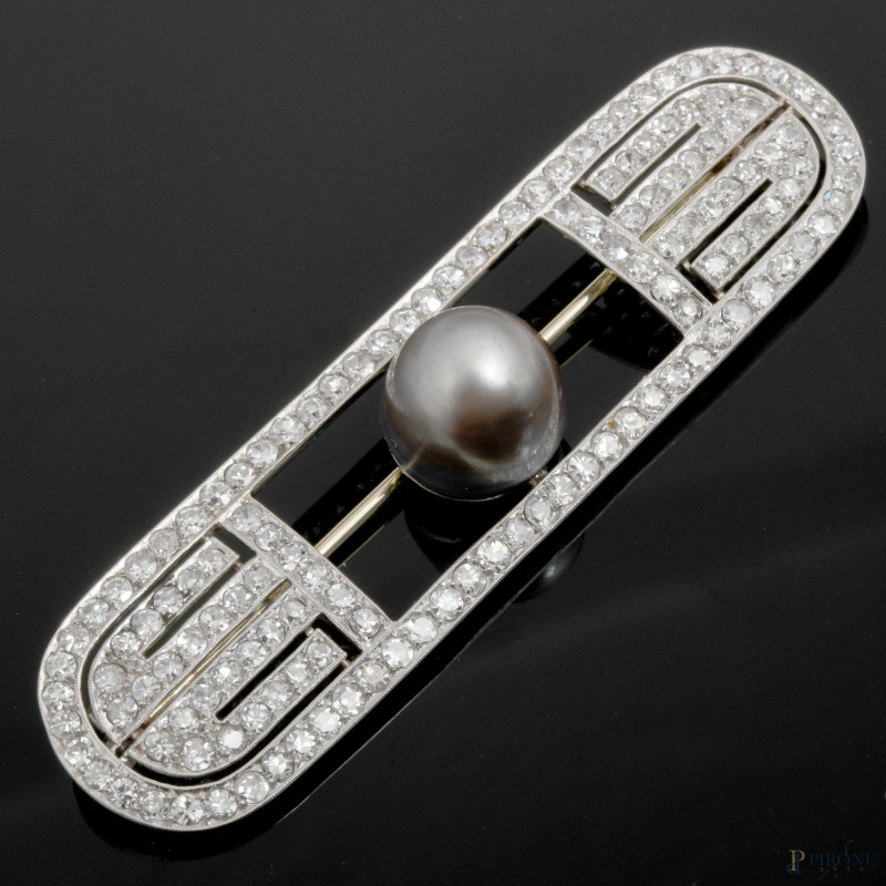 Spilla in oro bianco con perla centrale e pavè di brillanti, cm 7x2, peso gr 16,4  - Asta ASTA A TEMPO | IN ARTE VERITAS - Aste Pirone