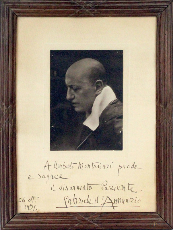 Gabriele D'Annunzio, fotografia autografa del 1931 con dedica, cm 22x16,5, entro cornice, (difetti sulla foto).  - Asta PRIMA TORNATA D' ASTA A TEMPO DI FINE STAGIONE - Aste Pirone