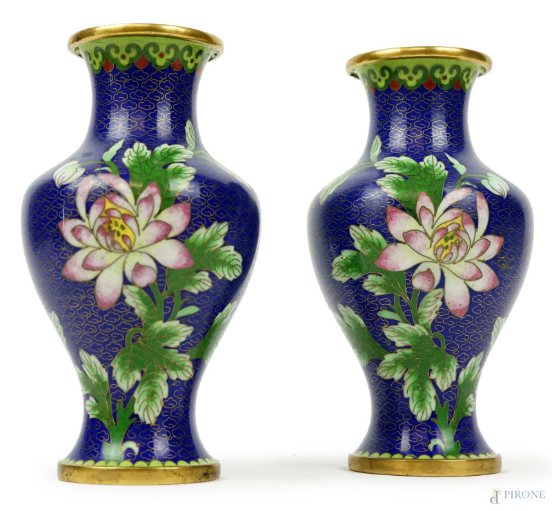 Coppia di vasetti cloisonné Cina, XX secolo, a fondo blu con decori floreali policromi, cm h 17.  - Asta ASTA A TEMPO di Arte Moderna e Antiquariato - Aste Pirone