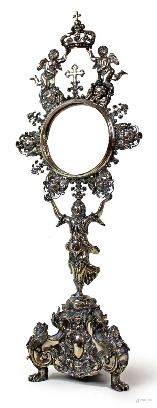 Ostensorio in argento, Italia, XVIII secolo, base a tripode poggiante su zampe ferine, montante con figura a tutto tondo, cornice tonda decorata con teste di cherubini, croce e coppia di angeli con corona, cm h 55, (mancanze)  - Asta Asta a Tempo di Antiquariato e Arte Moderna - Aste Pirone