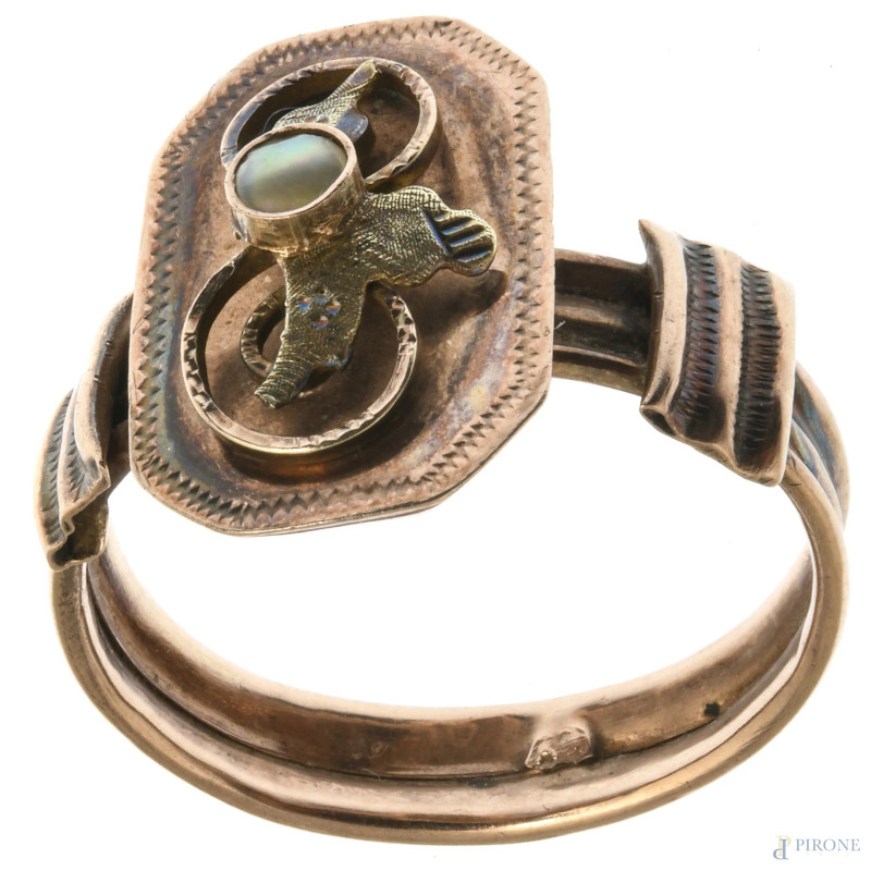 Anello in oro basso e pietra dura, misura 17, peso lordo gr. 1,9, (segni di usura del tempo)  - Asta ASTA A TEMPO | VARIÆ - Aste Pirone