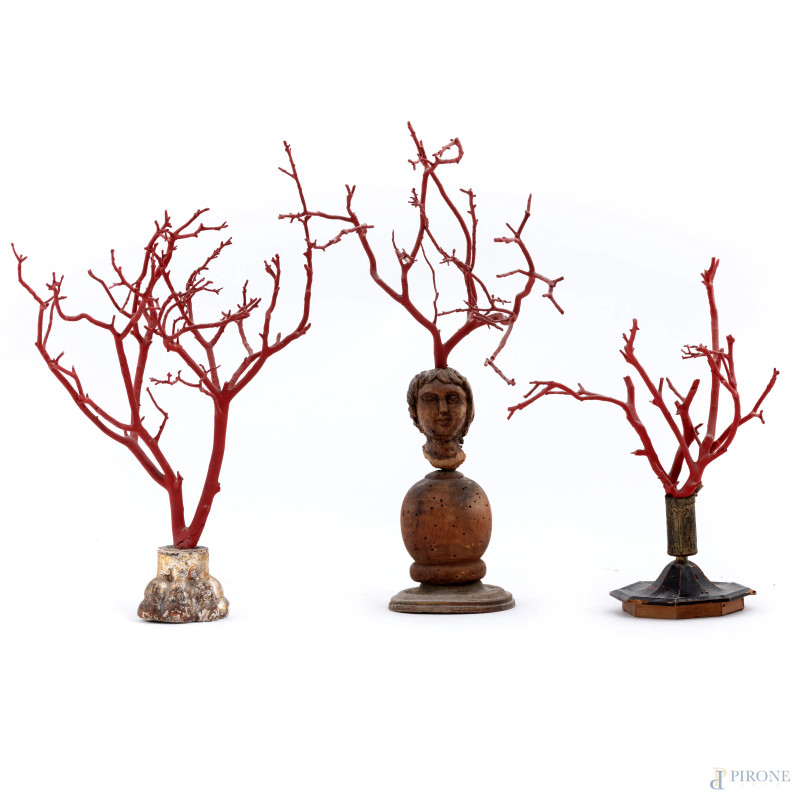 Lotto di tre sculture in legno intagliato e dipinto a foggia di corallo, XX secolo, altezza massima cm 33, (segni di usura, scalfiture, difetti, rotture, mancanze, fori di tarlo)  - Asta ASTA A TEMPO | ELECTA - Aste Pirone