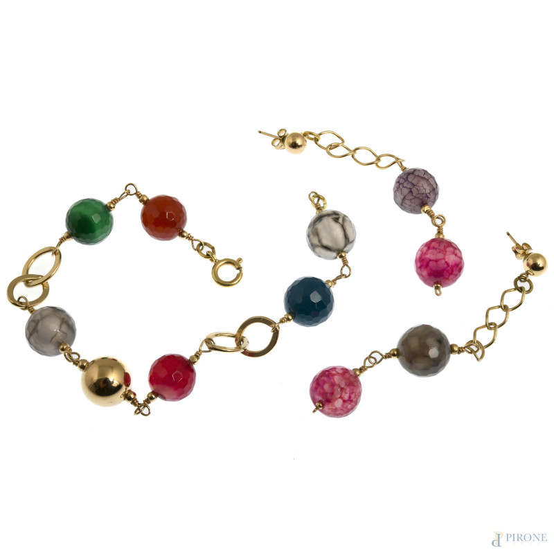 Parure composta da bracciale e orecchini in metallo dorato 14 kt e pasta vitrea, lunghezza orecchini cm 7, lunghezza bracciale cm 20  - Asta ASTA A TEMPO | VARIÆ - Aste Pirone