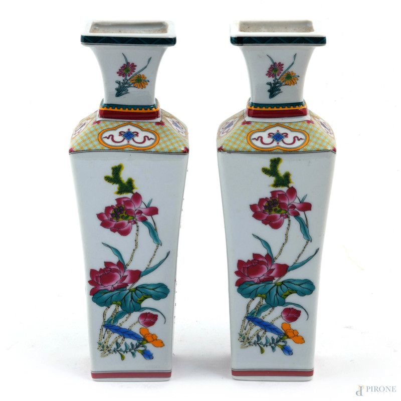 Coppia di vasetti portafiori in porcellana decorata a motivi floreali, XX secolo, altezza cm 20, (segni di usura)  - Asta ASTA A TEMPO | VARIÆ - Aste Pirone