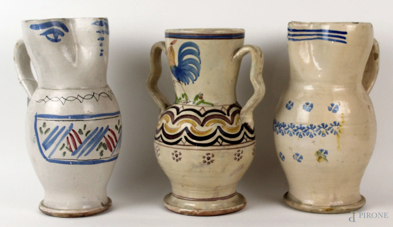 Lotto di due versatoi ed un vaso biansato in ceramica policroma, Puglia, XX secolo, alt. max cm 29, (difetti).  - Asta Asta a Tempo di Antiquariato e Arte Moderna - Aste Pirone