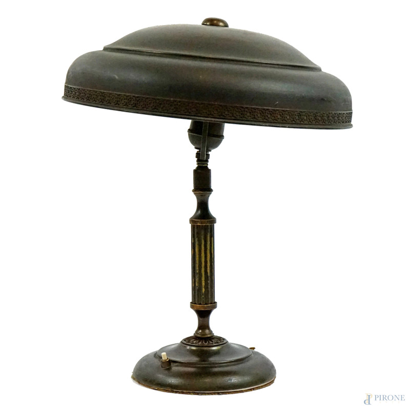 Lampada da tavolo anni '40 in metallo brunito, alt. cm 47, (difetti).  - Asta ASTA DI ANTIQUARIATO E ARTE MODERNA - Aste Pirone