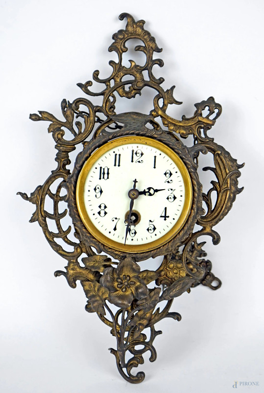 Orologio da parete in bronzo dorato, XIX secolo, decorato a volute ed elementi floreali, quadrante smaltato a numeri arabi, cm h 35x21x8 circa, (meccanismo da revisionare)  - Asta ASTA DI ANTIQUARIATO E ARTE MODERNA - Aste Pirone