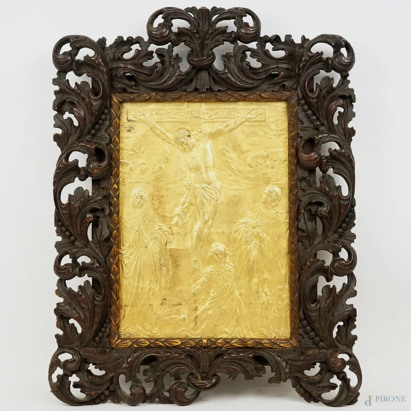 Crocifissione con la Madonna, la Maddalena e San Giovanni Evangelista, cuoio dorato, metà del XVII secolo, cm 36.7x27.5, entro cornice coeva in legno scolpito a foglie e volute, (difetti).  - Asta ASTA A TEMPO DI ANTIQUARIATO E ARTE MODERNA - Aste Pirone