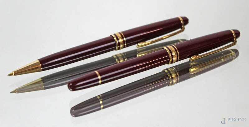 Montblanc Meisterstück, lotto composto da un portamine e una penna stilografica in resina rossa burgundy, pennino in oro 14K, lunghezza cm 14, entro custodie originali.  - Asta Asta a Tempo di Antiquariato e Arte Moderna - Aste Pirone