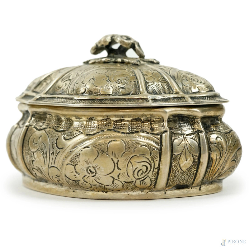 Scatolina in argento, inizi XX secolo, con decori floreali incisi e sbalzati, interno vermeil, cm 6x9x7, peso gr. 115, (difetti)  - Asta ASTA A TEMPO DI ANTIQUARIATO E ARTE MODERNA - Aste Pirone