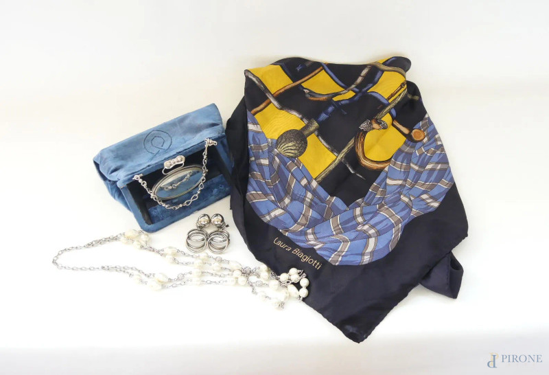 Lotto composto da: Foulard Laura Biagiotti; Borsa vintage con specchietto regolabile; Collana due fili (cm 52); Particolari orecchini vintage  - Asta ASTA A TEMPO | IMAGO - Aste Pirone