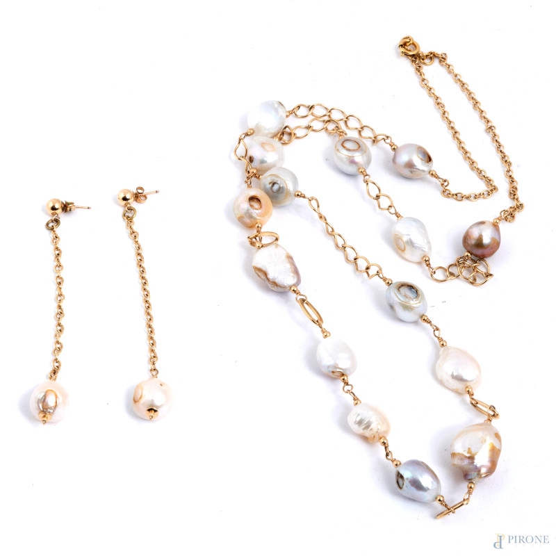 Parure composta da collana e orecchini in in metallo dorato 14 kt e perle di acqua dolce, lunghezza orecchini cm 10, lunghezza collana cm 80  - Asta ASTA A TEMPO | VARIÆ - Aste Pirone