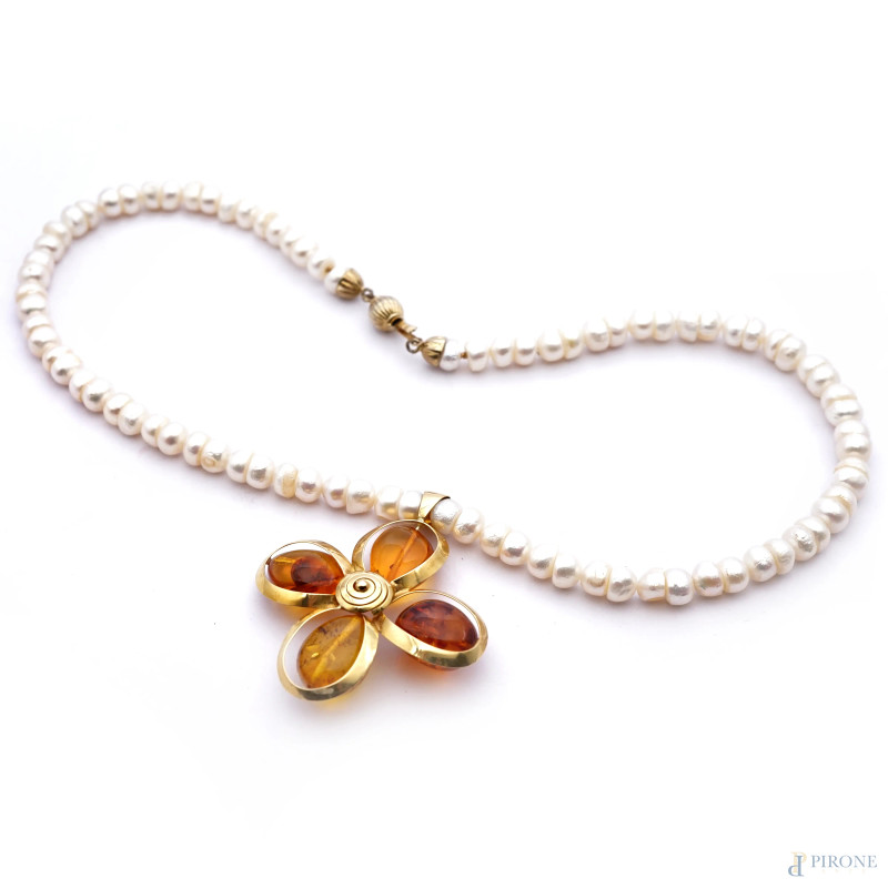 Collana con perle di fiume a un filo con ciondolo in oro 18 KT e ambra, gr. 71,5, lunghezza cm 52,5  - Asta ASTA A TEMPO | VIS SUPERBA FORMÆ - Aste Pirone