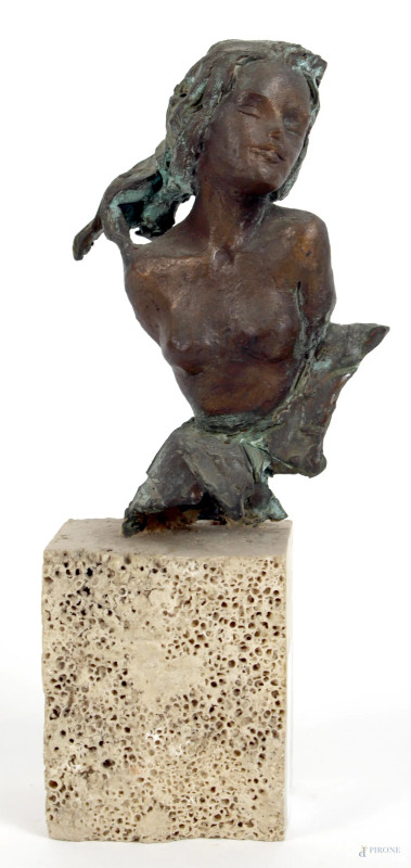 Figura femminile in bronzo, altezza cm. 17, firma al retro, base in travertino (altezza totale cm.27)  - Asta SECONDA TORNATA D' ASTA A TEMPO DI FINE STAGIONE - Aste Pirone