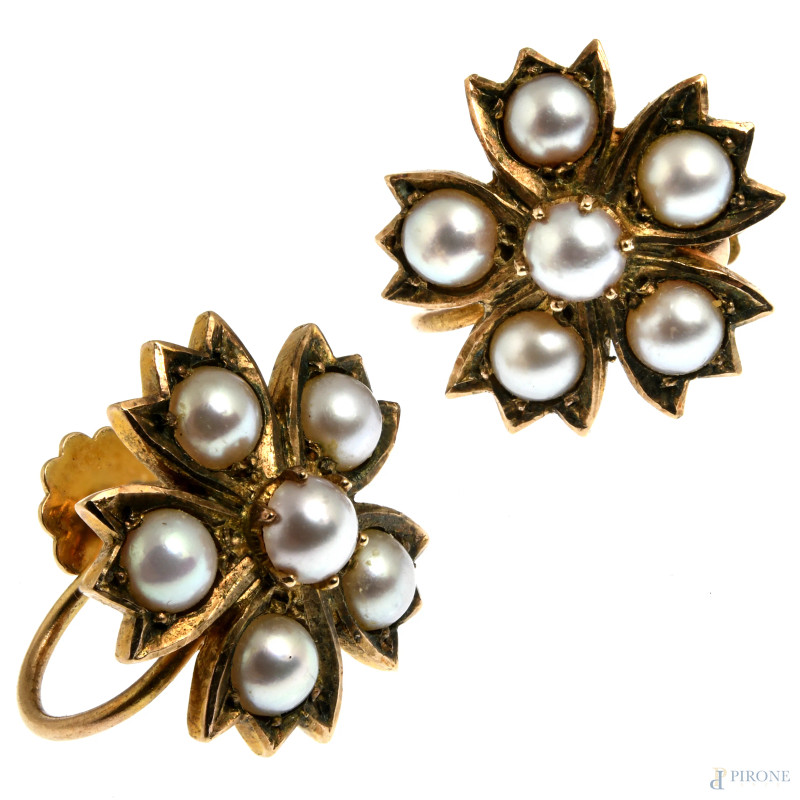 Coppia di orecchini in oro basso con microperle, peso complessivo gr 4, cm 1,5x1,5  - Asta ELECTA  - Aste Pirone