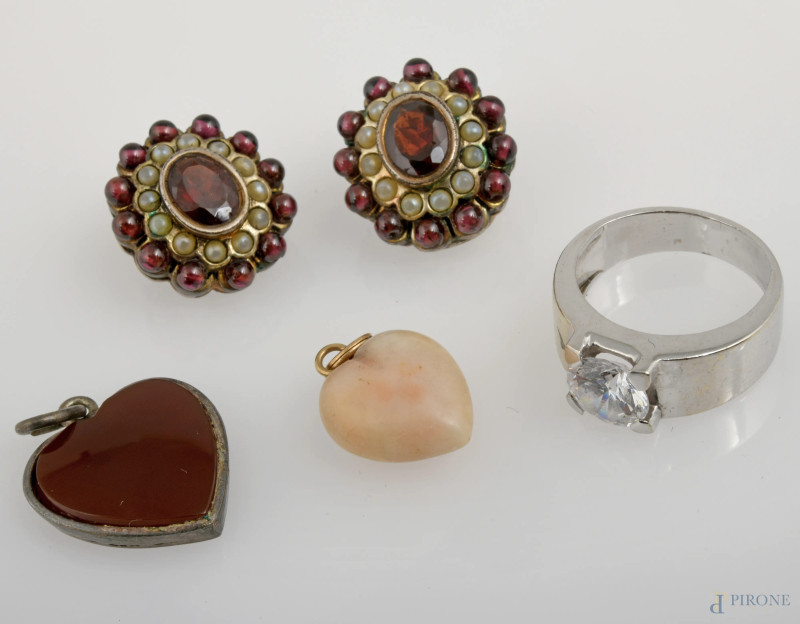 Lotto composto da coppia di orecchini in argento con pietre dure e microperle, un anello in metallo e due ciondoli a forma di cuore  - Asta ASTA A TEMPO | VARIÆ - Aste Pirone