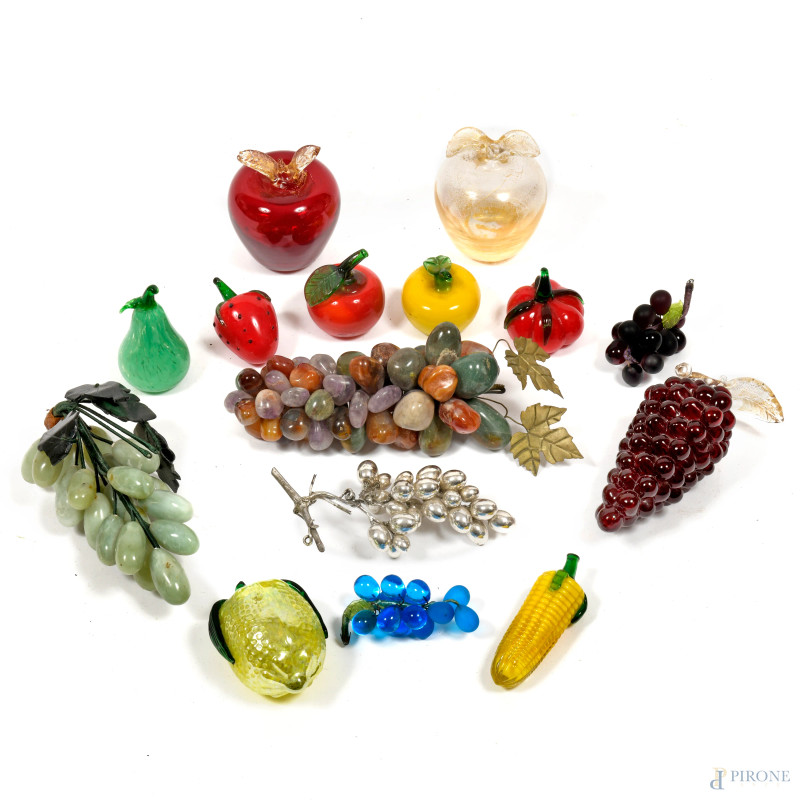 Lotto di 13 sculture in vari materiali a guisa di frutti, misura masima cm 20x5, (difetti)  - Asta ASTA A TEMPO | VARIÆ - Aste Pirone