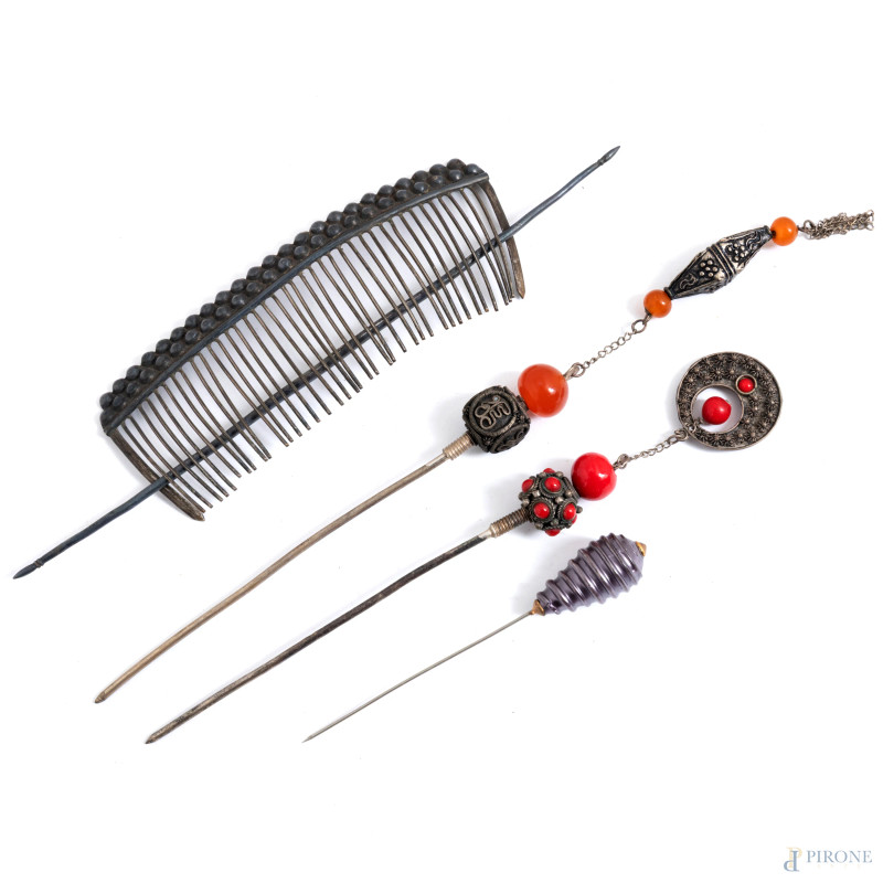 Lotto di un pettine in argento  (gr 35) e tre fermacapelli mediorientali in metallo argentato, XX secolo, misura massima cm 20,5, (difetti)  - Asta  ASTA A TEMPO | VARIÆ - Aste Pirone