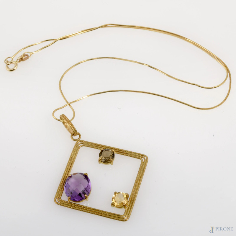 Collana in oro 18 kt con ciondolo a quadro con ametista, lunghezza cm 41, misura ciondolo cm 3x3, peso complessivo gr 7,2  - Asta ASTA A TEMPO | VARIÆ - Aste Pirone