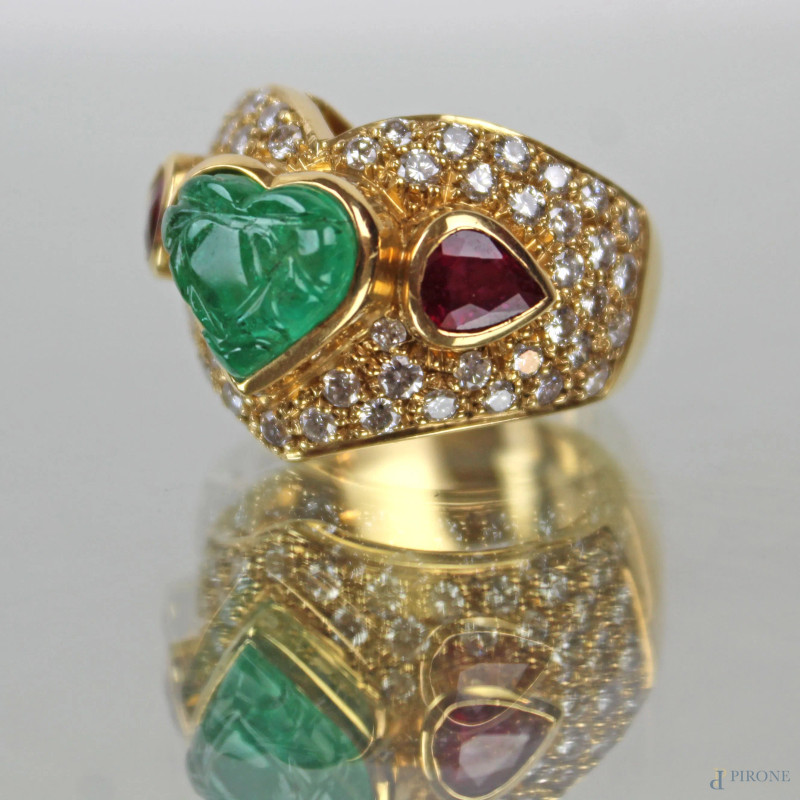 Anello in oro giallo 18 kt con smeraldo a forma di cuore e rubini con brillantini, gr. 18,9  - Asta Asta a Tempo di Antiquariato e Arte Moderna - Aste Pirone