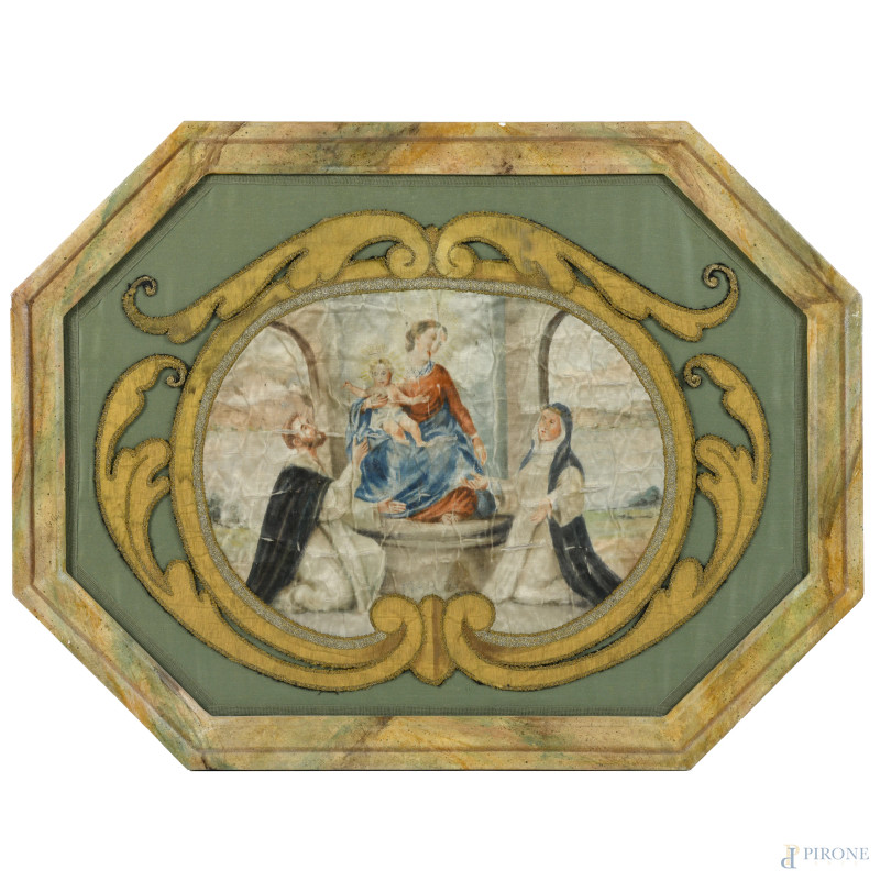 Madonna con bambino in trono con Santa Caterina e San Francesco oranti, dipinto su tessuto con cornice ricamata, XX secolo, cm 37,5x53, entro cornice ottagonale, (segni di piegatura, umidità cadute di colore, difetti, rotture)  - Asta ASTA A TEMPO | VARIÆ - Aste Pirone