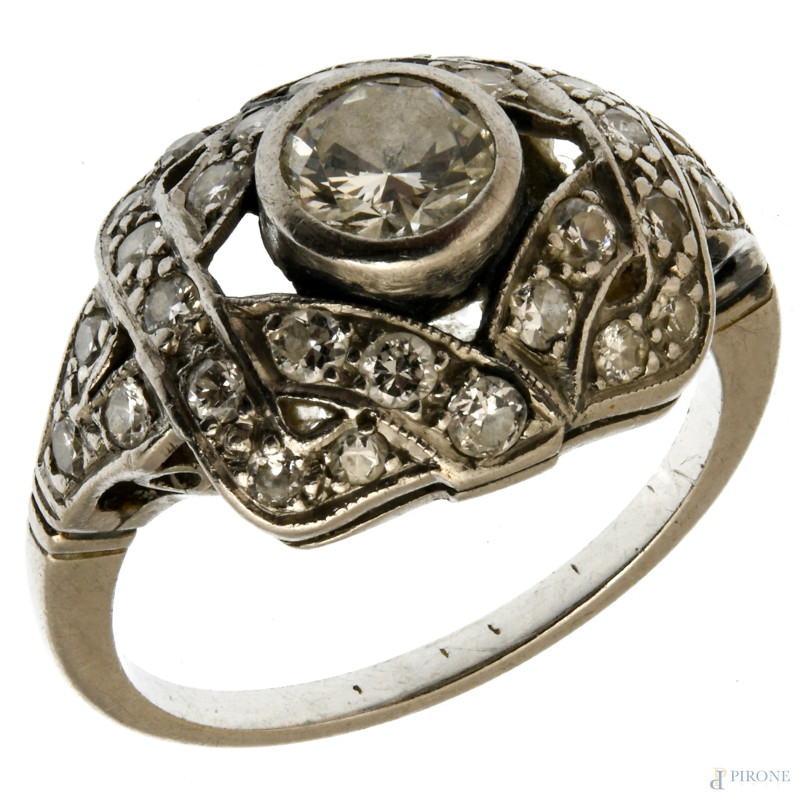 Anello in oro bianco 18 kt con brillantini e diamante 0,5 ct ca., misura 13, peso lordo gr. 6,5  - Asta ASTA A TEMPO | IMAGO - Aste Pirone
