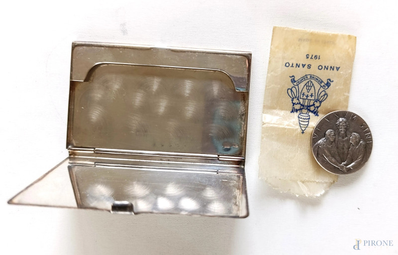 Lotto di un portabiglietti da visita argento 800 e medaglia commemorativa anno Santo 1975, peso gr 83  - Asta RAPIDA SOLIS - Aste Pirone