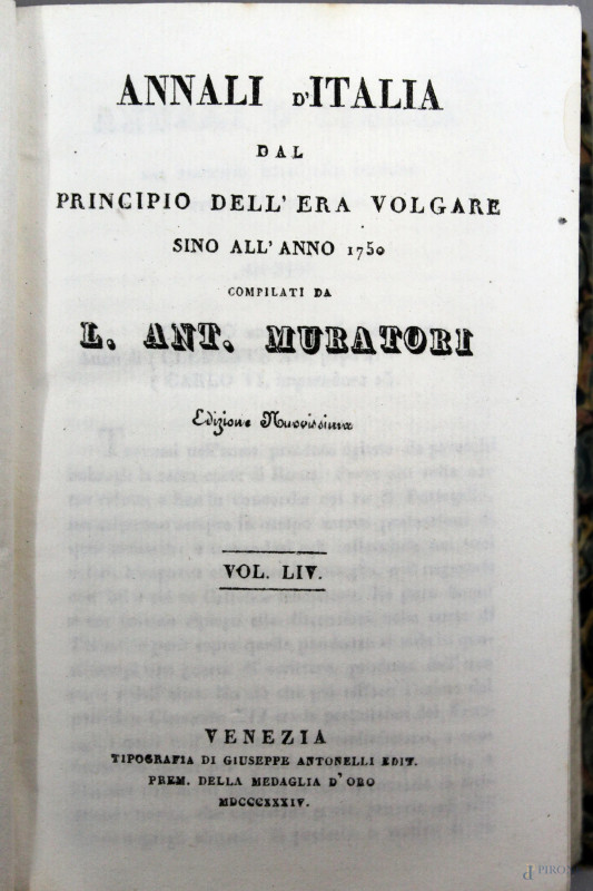 "Annali d'Italia dal principio dell'era volgare sino all'anno 1750 e continuati sino a giorni nostri […]", Volumi I,IV,VII,X, XV, XVI, XXXIV, XL, XLIX, XXXL, LII,LIV,XXV,XLVI, Venezia, Tipografia di Giuseppe Antonelli, 1830, (difetti e volumi mancanti).  - Asta ASTA DI ARTE MODERNA E ANTIQUARIATO - Aste Pirone