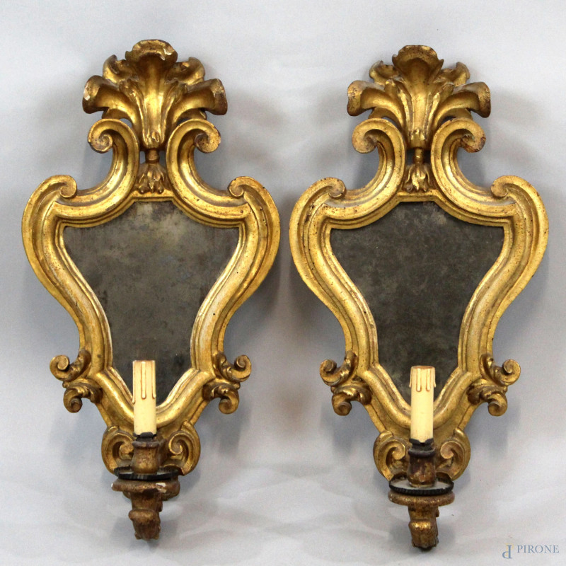 Coppia di appliques a specchio in legno intagliato e dorato a motivo di volute, XIX secolo, altezza cm 55, (difetti).  - Asta ASTA DI ARTE MODERNA E ANTIQUARIATO - Aste Pirone