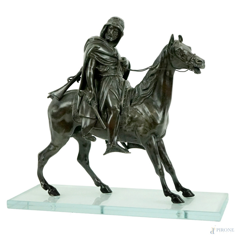 Cavaliere arabo a cavallo, scultura in bronzo brunito, cm h 26, base in plexiglass, fine XIX-inizi XX secolo, (difetti).  - Asta I TORNATA DI ASTA A TEMPO DI ARTE MODERNA E ANTIQUARIATO - Aste Pirone