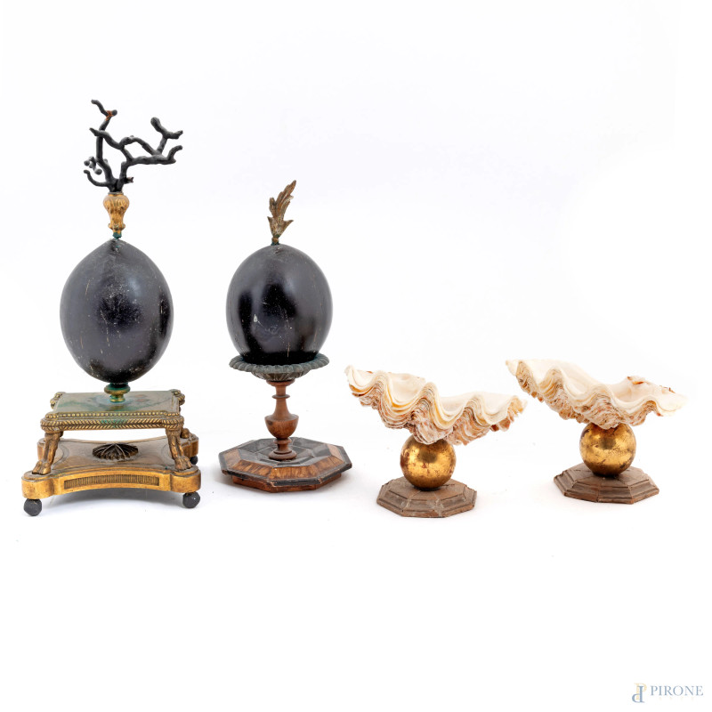 Lotto di quattro elementi decorativi in conchiglia, bronzo, legno e materiali vari, XX secolo, altezza massima cm 32, (segni di usura, scalfiture, difetti)  - Asta ASTA A TEMPO | ELECTA - Aste Pirone