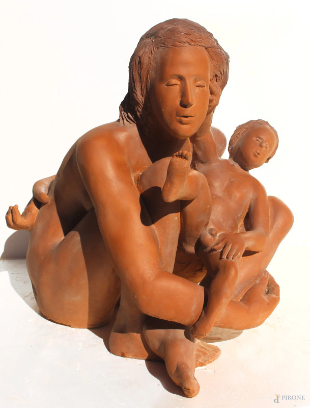 Alessandro Rocchi (1951) Maternità n. 1, 2019, terracotta patinata, cm 42x45x36, firmato.  L’opera è pubblicata sul catalogo ragionato dell’artista edito da Unione Europea Esperti d’Arte alla pag. 200. La vendita comprende anche una copia del catalogo    - Asta ANTIQUARIATO E ARTE MODERNA - Aste Pirone