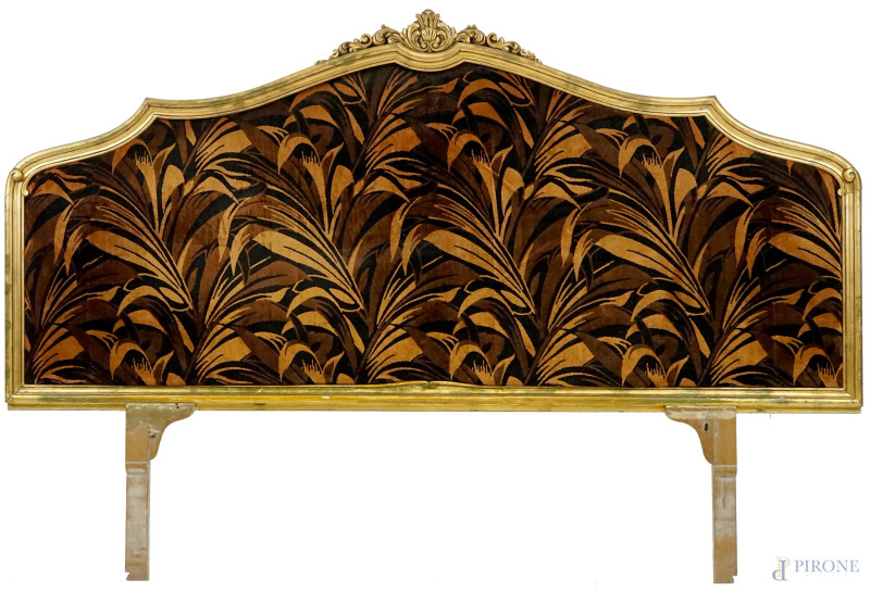 Testata da letto in legno intagliato e dorato, XX secolo, con cornice sagomata a volute, tappezzeria in velluto, cm 83x176 (esclusi montanti), (difetti, parti rotte)  - Asta ASTA A TEMPO di Arte Moderna e Antiquariato - Aste Pirone