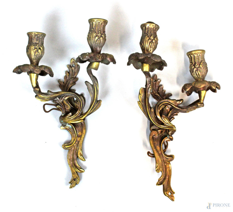 Coppia di appliques in bronzo dorato a due luci con fusto e portacandela a ramages, bobeches floreali, altezza cm 30, XX secolo  - Asta di Antiquariato, Arte Moderna e Ceramiche Antiche - Aste Pirone