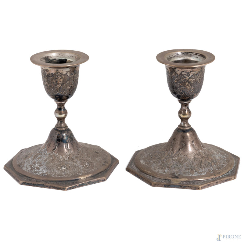 Coppia di candelieri in argento, XX secolo, altezza cm 11, peso complessivo lordo gr 300, (segni di usura)  - Asta ASTA A TEMPO | PICTA MANENT - Aste Pirone
