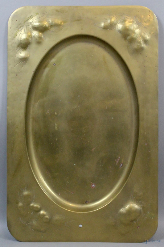 Grande vassoio in metallo dorato con decori incisi e sbalzati raffiguranti frutti, cm. 41x63, (difetti)  - Asta SECONDA TORNATA D' ASTA A TEMPO DI FINE STAGIONE - Aste Pirone