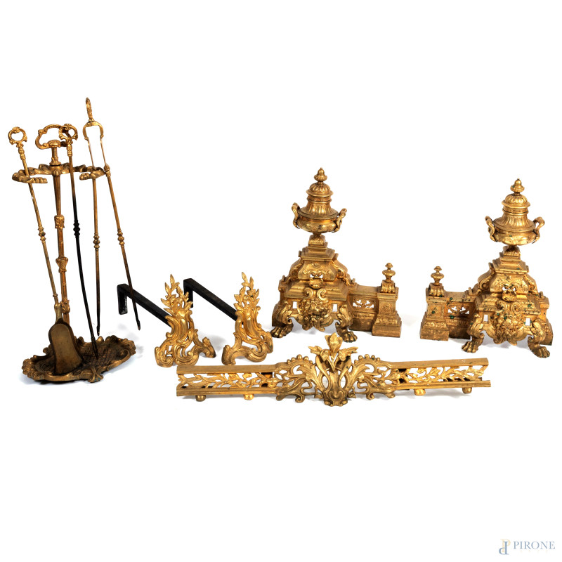 Set da camino composto da 9 pezzi in bronzo dorato e metallo cesellati, XIX secolo, altezza massima cm 58, (segni di usura, difetti)  - Asta ASTA A TEMPO | VARIÆ - Aste Pirone