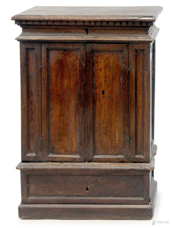 Piccolo stipo in noce, XVIII secolo, piano a ribalta, fronte a due ante pannellate, cm 92x64x29, (restauri, difetti)  - Asta Asta a Tempo di Antiquariato e Arte Moderna - Aste Pirone