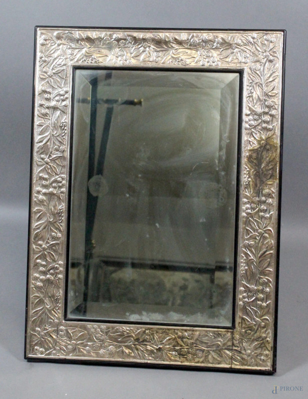 Specchiera da tavolo con cornice in argento sbalzato a motivi vegetali, cm. 58x43x3, XX secolo, (difetti).  - Asta PRIMA TORNATA D' ASTA A TEMPO DI FINE STAGIONE - Aste Pirone