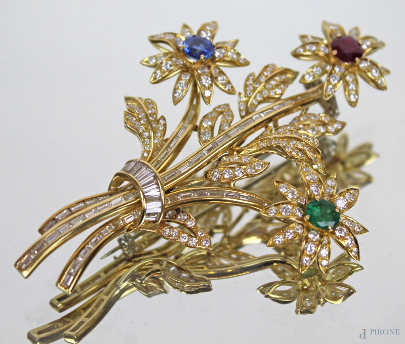 Spilla in oro 18 KT a foggia di bouquet di fiori, con smeraldo, rubino, zaffiro, diamanti e baguette, marcata Chaumet, gr.44,6  - Asta ANTIQUARIATO E ARTE MODERNA - Aste Pirone