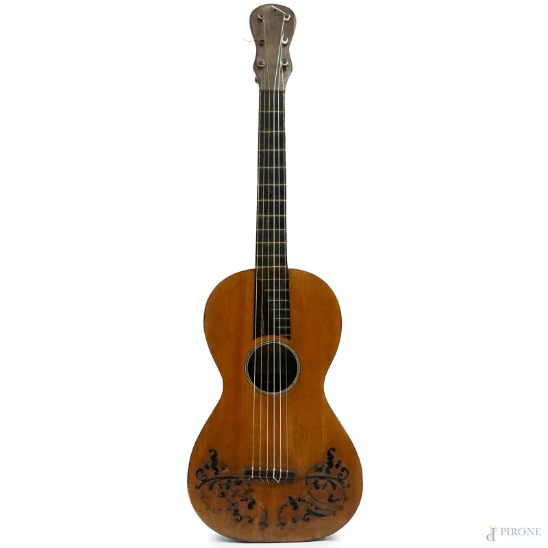 Giacomo Sora, Napoli, 1829 - Chitarra romantica suonabile, piano in abete, fasce e fondo in legno da frutto, manico foderato in ebano, fregi ottocenteschi sulla tavola, ponticello di tipo “liutistico”, cm 96x30x11, (difetti)  - Asta ASTA A TEMPO DI ANTIQUARIATO E ARTE MODERNA – DUE SESSIONI - Aste Pirone